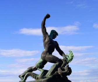 Estátua De Budapeste De Verão Da Liberdade