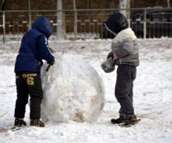 Membangun Manusia Salju