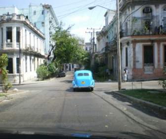 青い車キューバ