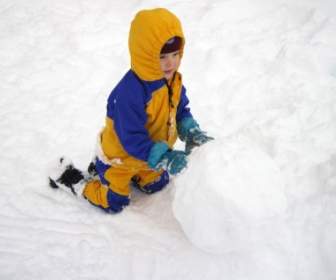 Anak Membuat Bola Salju