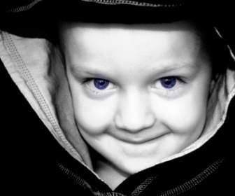 Niño Con Ojos Azules