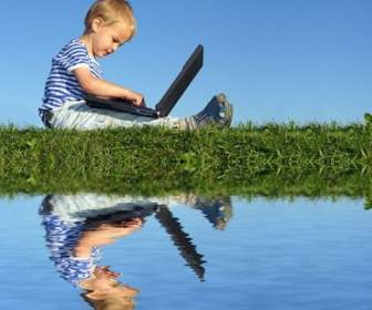 Kinder Mit Einem Laptop Hat Foto