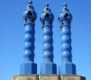 煙突の Zsolnay 青い空