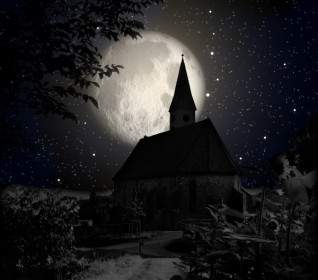教會的月亮的夜晚