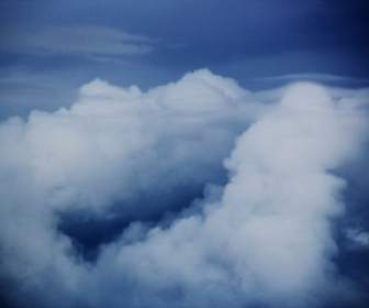 Các đám Mây Trên Bầu Trời Màu Xanh