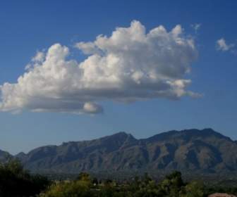 Wolken über Arizona Berge