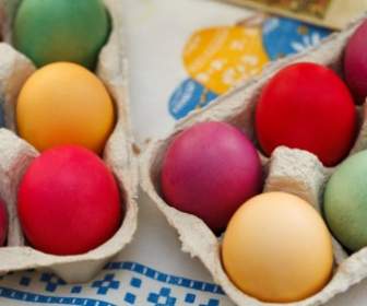 красочные пасхальные яйца