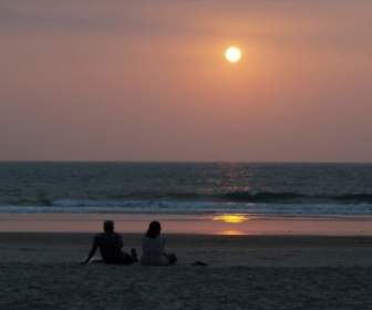 Paar Am Strand Bei Sonnenuntergang