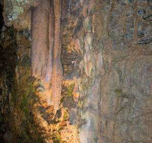 Kristall-Höhle-Wand
