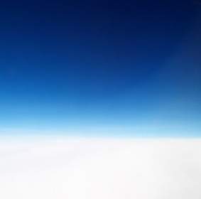 Langit Biru Gelap Dengan Awan