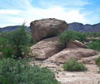 砂漠の岩