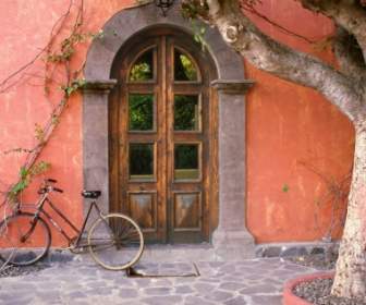 戸口と自転車の壁紙メキシコの世界