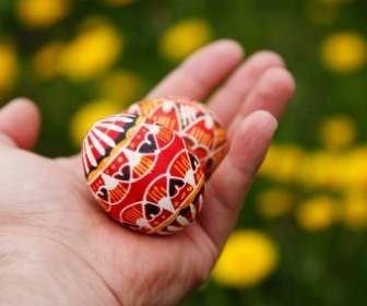 復活祭の卵は手で