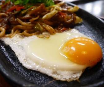 egg udon noodles food