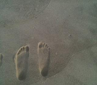 砂の上の足プリント