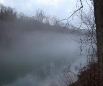 Nebel An Einem Fluss