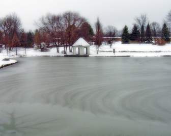 冰凍的池塘，在公園