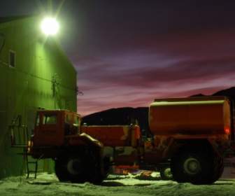 Kraftstoff-LKW In Der Abenddämmerung