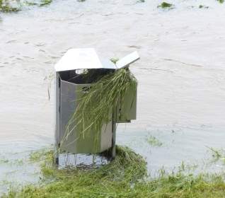 Mülltonne-Flut-Hochwasser