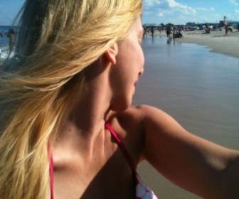 فتاة على الشاطئ