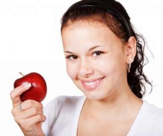 赤いリンゴを持つ少女
