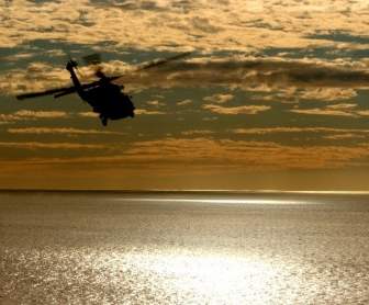 Hubschrauber-Flugzeuge-Sonnenuntergang