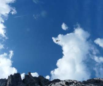 Hubschrauber-Wolke-Berge