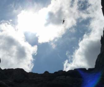 Hubschrauber Bergen Wolken