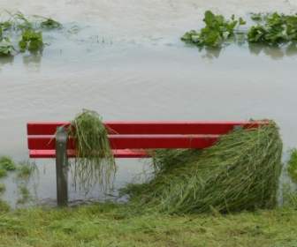 Banco Del Parque Alta Agua Inundada