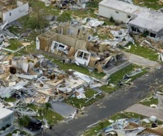 查理颶風造成的破壞