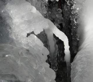 冰凍結的冰柱