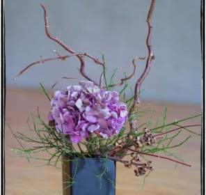 Фиолетовый цветок икебана