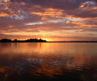 マッコーリー湖の夕日水