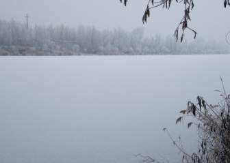 湖の冬の景観の氷