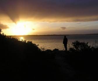 Mann Am Strand Bei Sonnenuntergang