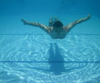 Hombre Nadando En La Piscina