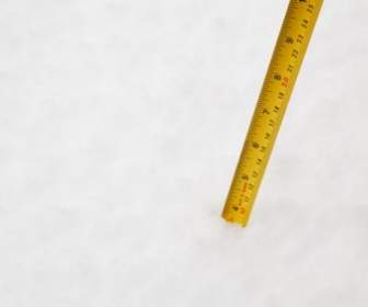 قياس عمق الثلج