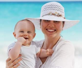 Ibu Dan Bayi Di Pantai