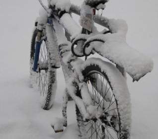 Nevado De Nieve De Bicicleta De Montaña