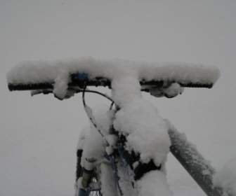 Bici Di Montagna Ricoperta Di Neve Nevicato