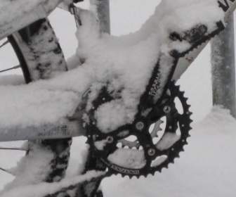 Vélo De Montagne A Neigé Dans La Neige