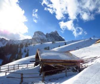 山の小屋の雪