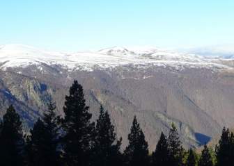雪に覆われた山の風景
