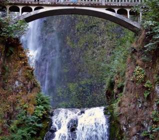 multnomah falls waterfall old bridge