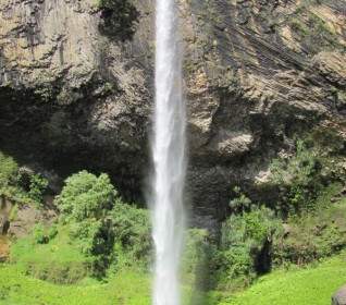 Nowa Zelandia Bridal Veil Falls Skały