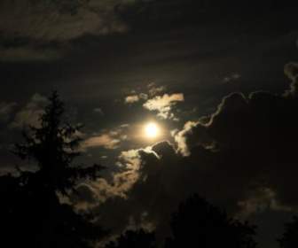 晚上的月亮雲