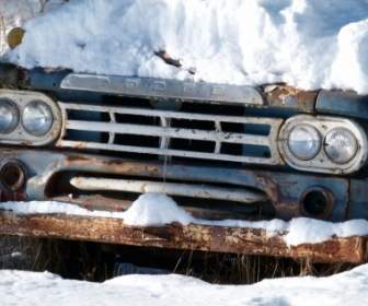 舊汽車雪覆蓋
