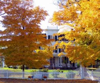 Altes Haus In Bäume Im Herbst