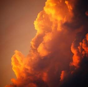 日没のオレンジ雲