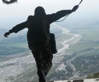 นักกระโดดร่มชูชีพ Parachuting กระโดดจากเครื่องบิน